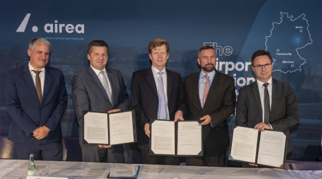 Mitteldeutsche Flughafen AG kooperiert mit Wirtschaftsförderung Sachsen und IMG Sachsen-Anhalt - Vertreter der Mitteldeutschen Flughafen AG, der Wirtschaftsförderung Sachsen und der IMG Sachsen-Anhalt präsentieren die aktuelle Kooperationsvereinbarung - Foto: MFAG